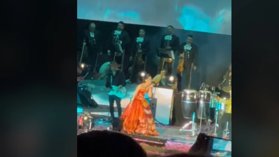 Angela Aguilar en pleno concierto
