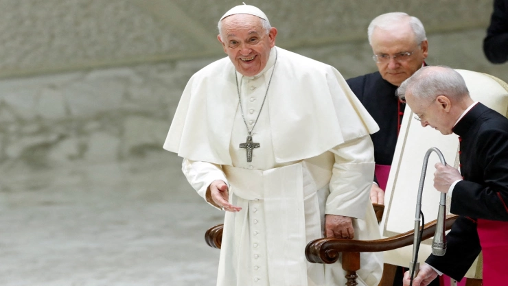 El Papa Francisco y Sor Simona Brambilla en el Vaticano.
