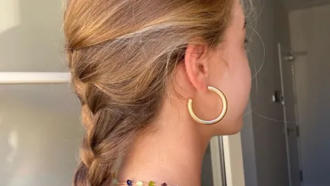 Trenza baja para look clean girl