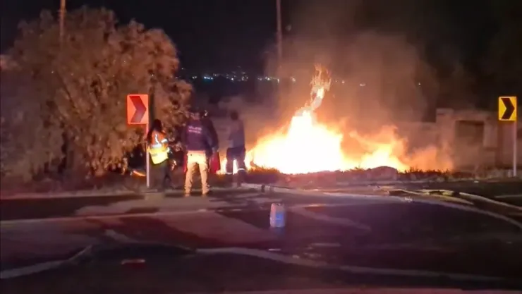 camion incendiado en pedro escobedo.jpg