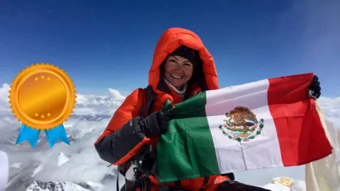 Joven de Aguascalientes rompe récord Guinness al escalar Monte Carstensz en Indonesia