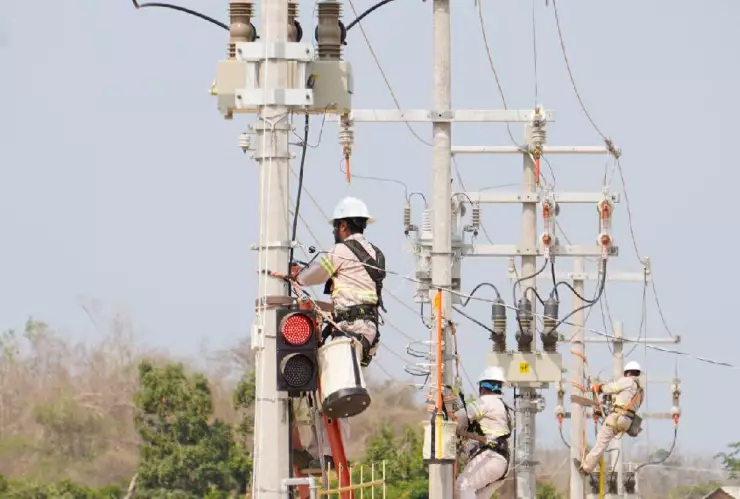 Captan en video a supuesto fantasma en camioneta de la CFE