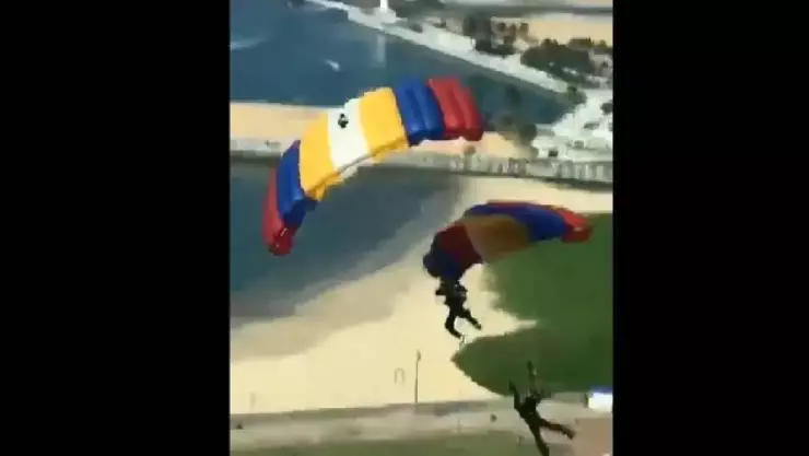 VIDEO_ Paracaidistas se enredan en el aire y chocan contra un edificio.jpg