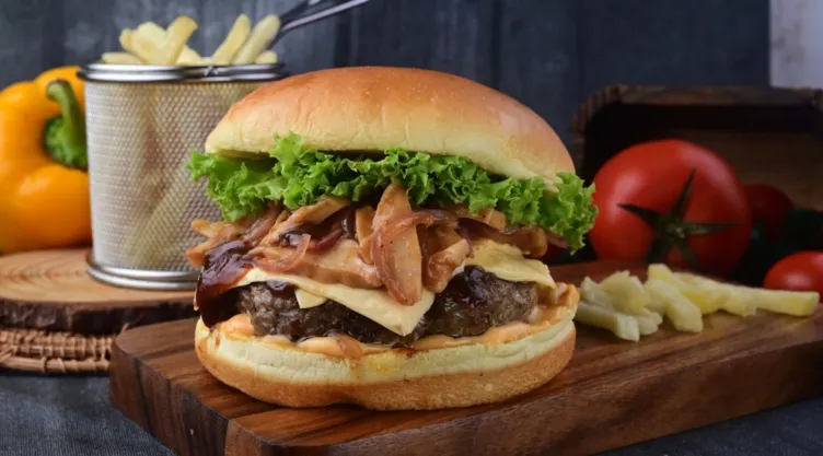 Una hamburguesa con papas de un restaurante.
