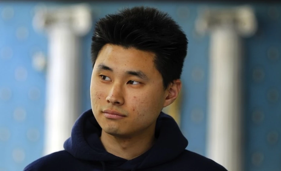 Cuando el estudiante fue puesto en libertad sin cargos presentó la demanda y dijo que para sobrevivir bebió de su propia orina