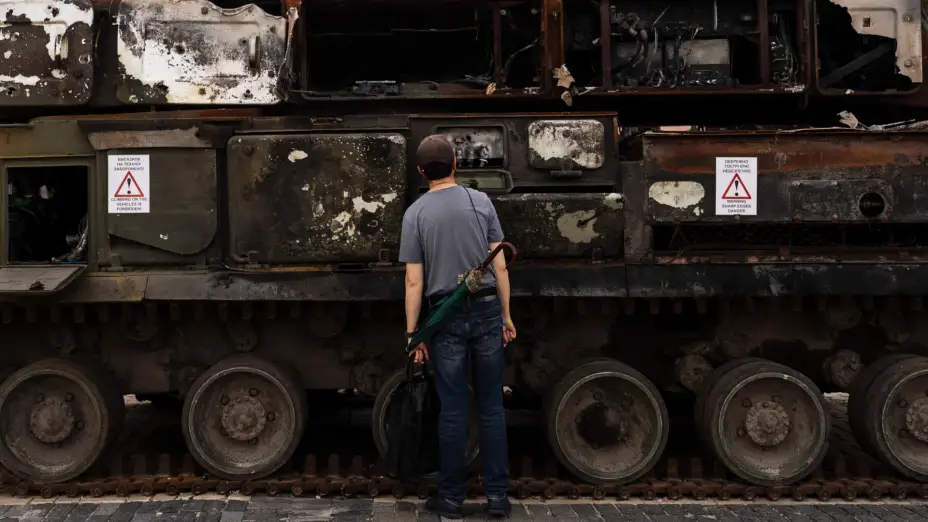 Tanque ruso destruido en Kiev, Ucrania.