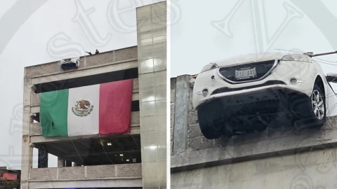 auto a punto de caer en estacionamiento de Naucalpan
