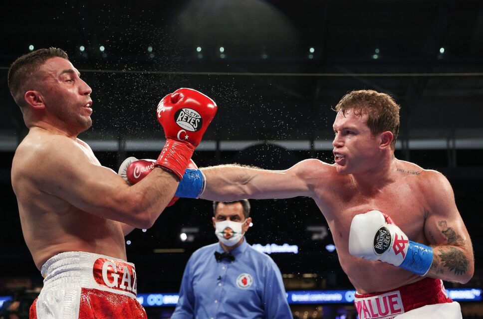 Derechazo imponente del Canelo Álvarez