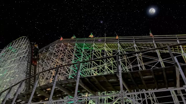 un parque de diversiones en el estado de Florida al anochecer