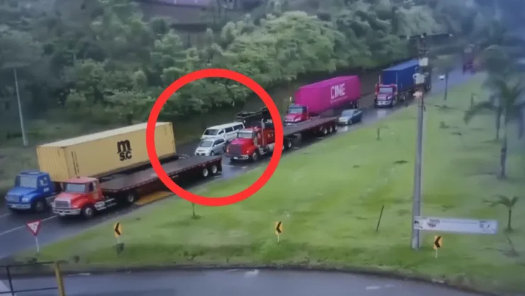 Accidente entre tráileres y auto familiar deja dos fallecidos en Bojayá, Colombia