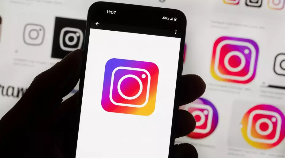 El logotipo de Instagram se ve en un teléfono celular