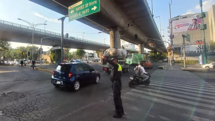 policía agilizando el tránsito en avenida de la CDMX