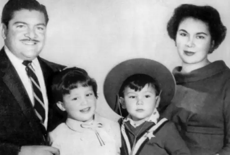 José Alfredo Jiménez con su esposa e hijo