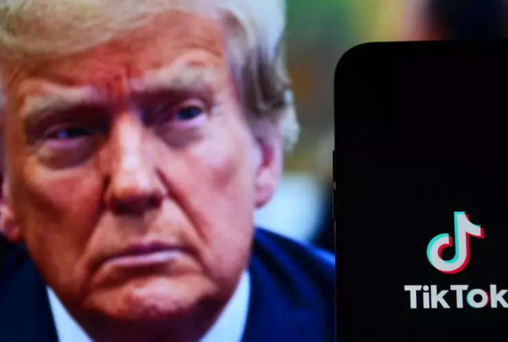 Donald Trump junto a logo de TikTok