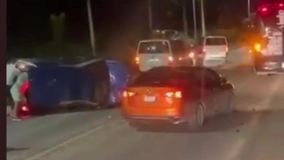 Se registra volcadura de auto en carretera Puerto Morelos - Playa del Carmen; ¿dejó lesionados_ (1).jpg