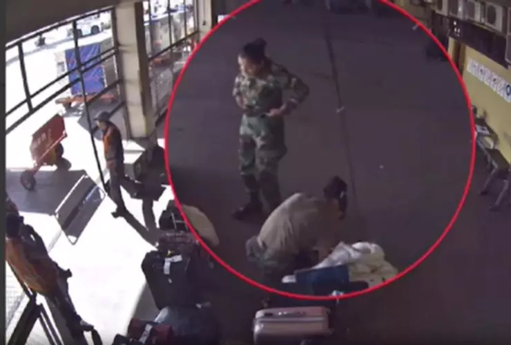 robo-cuatro-mil-dolares-pasajera-aeropuerto