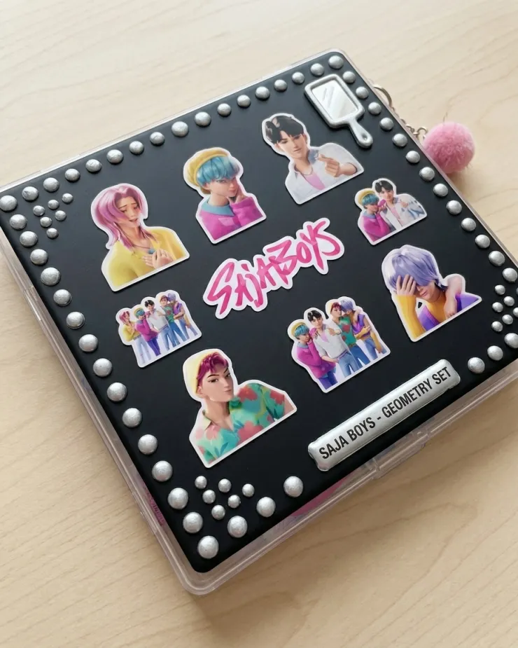 Decora un estuche rígido de los saja boys