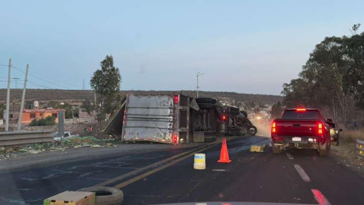 Tráiler volcado en Carretera 111 1 de marzo