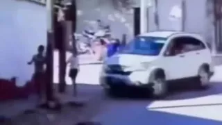 VIDEO SENSIBLE: Momento en que atropellan a una madre y a sus hijas en Puerto Vallarta; el conductor se da a la fuga