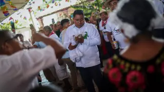 Alcalde de Oaxaca se casa con caimán en San Pedro Huamelula