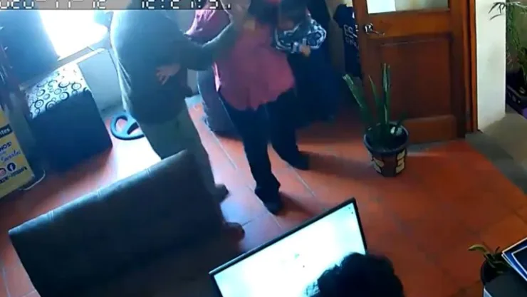 video-regidor-tasquillo-golpeando-mujer-bebe-780x470.jpg