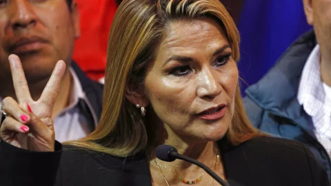 Jeanine Añez, la segunda vicepresidenta del Senado, hace el signo de la paz mientras da una conferencia de prensa en el Congreso en La Paz, Bolivia, el martes 12 de noviembre de 2019. Imagen: AP