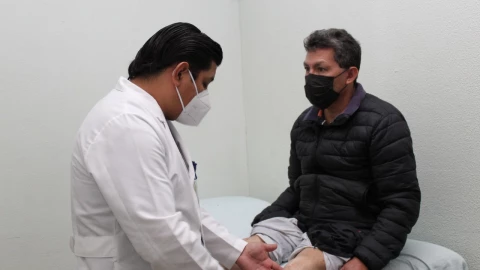 Especialistas del IMSS sustituyen articulaciones de las rodillas de Martín que padece hemofilia por unas prótesis de titanio.