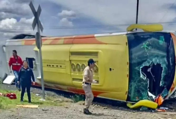 Tren embiste a autobús de pasajeros en Hidalgo; reportan 3 muertos