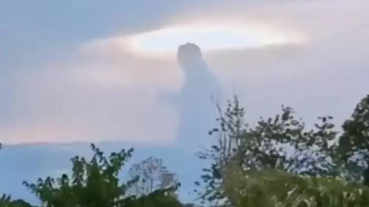 VIDEO: ¿Jesús o Godzilla_ Captan extraña nube en Indonesia