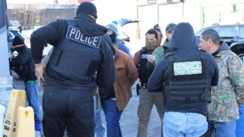 Agentes del ICE arrestan a un grupo de inmigrantes