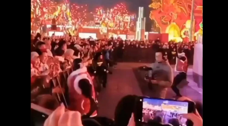 robot-ataca-asistentes-festival-china-video