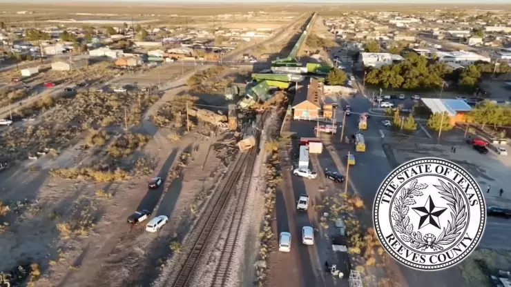 Un tren destruye un tráiler, se descarrila y choca contra un edificio en Texas