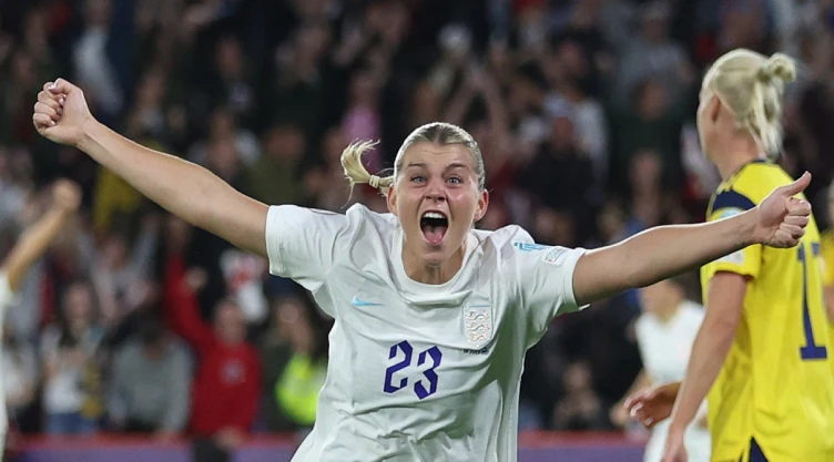 Inglaterra festeja el gol ante Suecia
