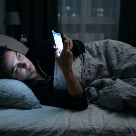 Uso del celular antes de dormir: Cómo la luz afecta tu reloj biológico y el descanso