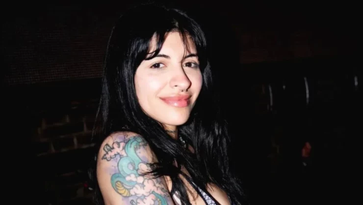 cazzu-olvida-nodal-aparece-sonriente-misterioso-hombre