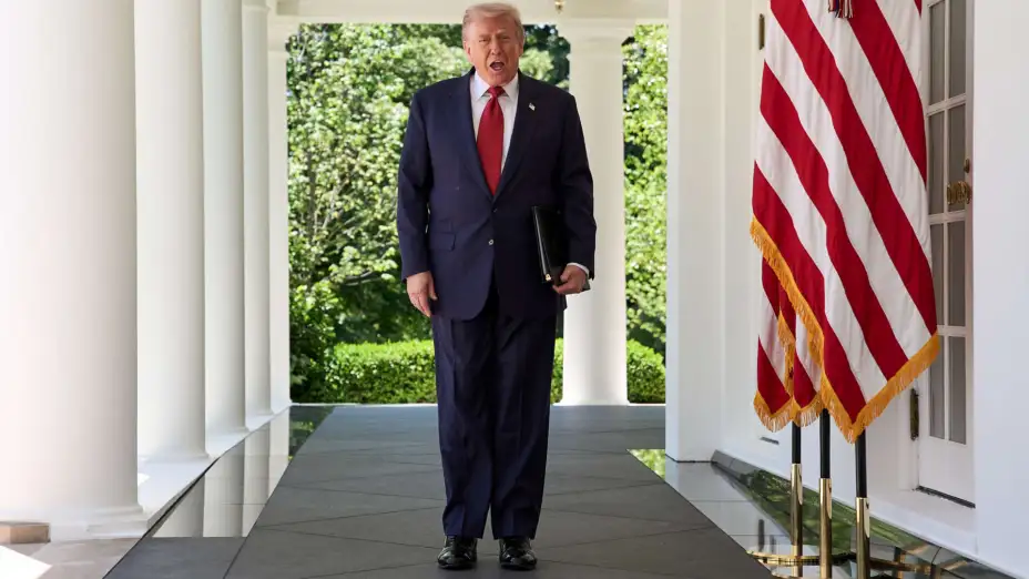 Donald Trump, camina por la columnata de la Casa Blanca.