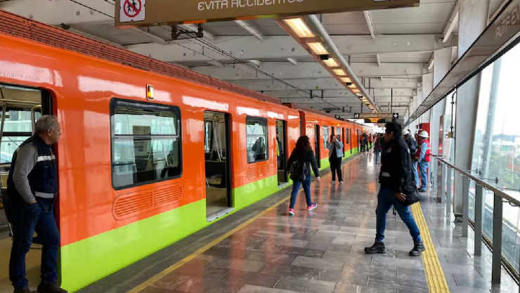 Pasajeros descienden de un vagón de la Línea 12 del Metro CDMX