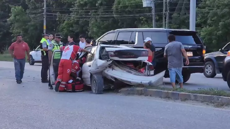 Accidente vehícular en Chetumal; 3 autos involucrados.jpg