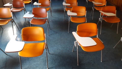 Salón de clases sin estudiantes, ya que suspendieron clases en Baja California