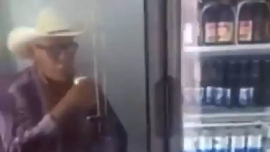 SEÑOR DENTRO DEUN REFRIGERADOR EN NUEVO LEON
