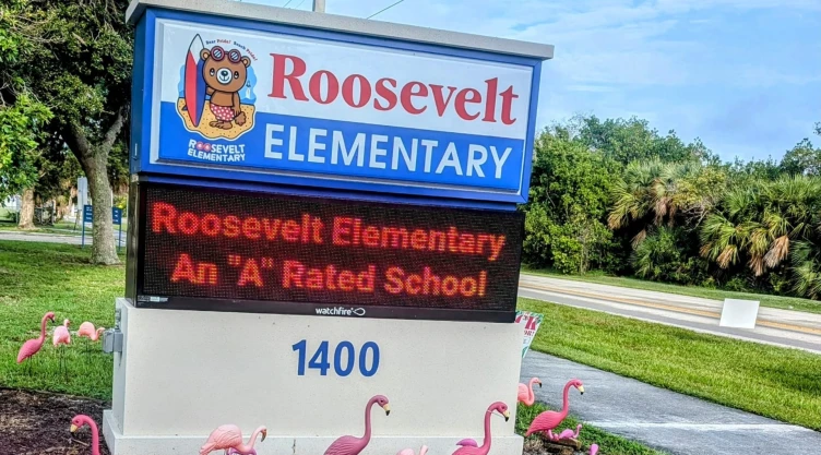 Letrero la Escuela Primaria Roosevelt en Florida