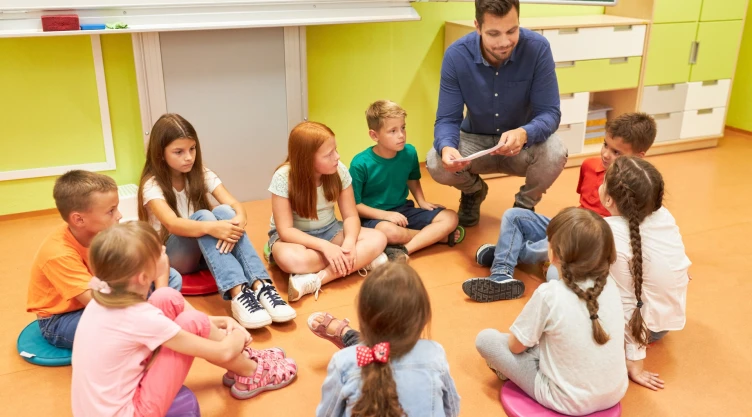 Un grupo de alumnos junto a su profesor