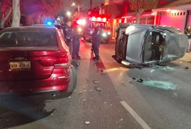 Aparatosa volcadura choque intensa movilización emergencia Coyoacán CDMX Mientras Dormía