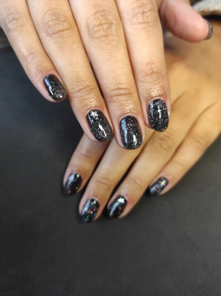 11 diseños de uñas negras con brillos para usar en natación o cualquier otro deporte: duran mucho
