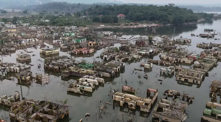 Casas ante sumergidas por un embalse sobresalen por la sequía en Lebak, Indonesia.