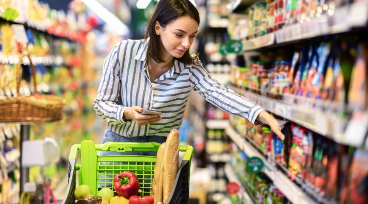 Una mujer elige productos en un supermercado