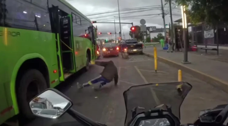 Lanzan a presunto asaltante desde autobús en Iztapalapa; usuarios lo reportan en redes|VIDEO