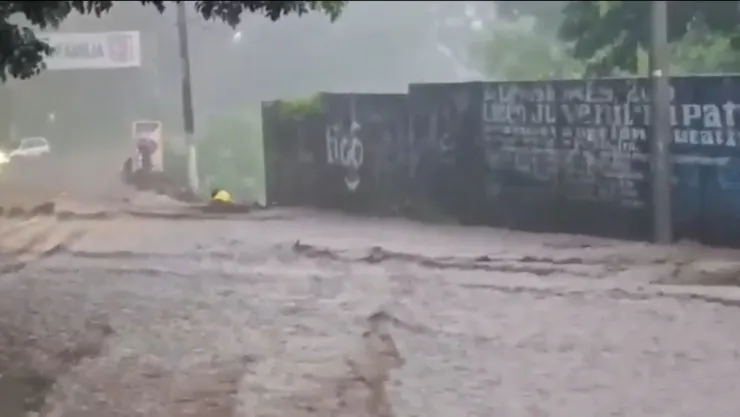 Persona arrastrada por corriente.jpg
