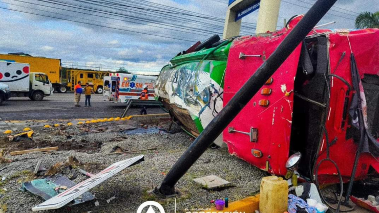 pipa de agua vuelca en carretera 57.png