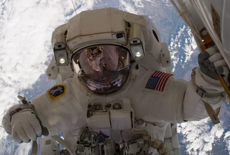 Astronauta Estados Unidos cápsula rusa 2.jpg